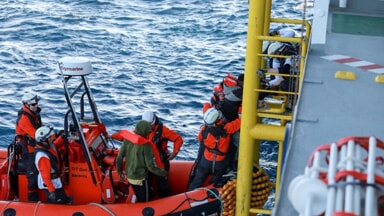 La nave ong costretta a 100 ore di navigazione per sbarcare i migranti