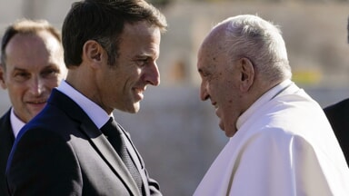 Il Papa incontra Macron: "Non c'è nessuna invasione di migranti"