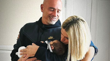 Eros e Michelle finalmente insieme: la prima foto con il nipotino